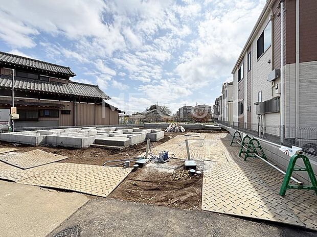◆B号棟◆~Exterior~ 閑静な住宅地で子育て家族にピッタリ。 毎日のお散歩も快適な緑に恵まれたエリアで、自然に包まれた穏やかな暮らしを実現するための、ゆとりある住環境が整っています。
