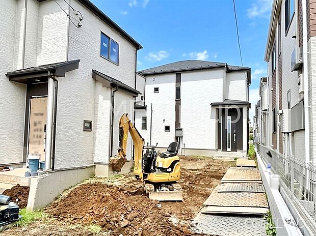 ◆B号棟◆～Exterior～  閑静な住宅地で子育て家族にピッタリ。  毎日のお散歩も快適な緑に恵まれたエリアで、自然に包まれた穏やかな暮らしを実現するための、ゆとりある住環境が整っています。