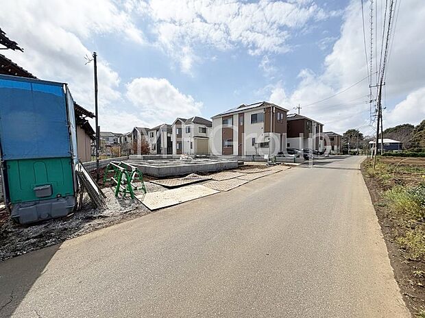 ～Exterior～　前面道路は閑静な住宅地をはしる車通りの少ない道路。駐車の出し入れもらくらくです！ご不明点・現地見学のご希望は、お気軽にお問い合わせください！