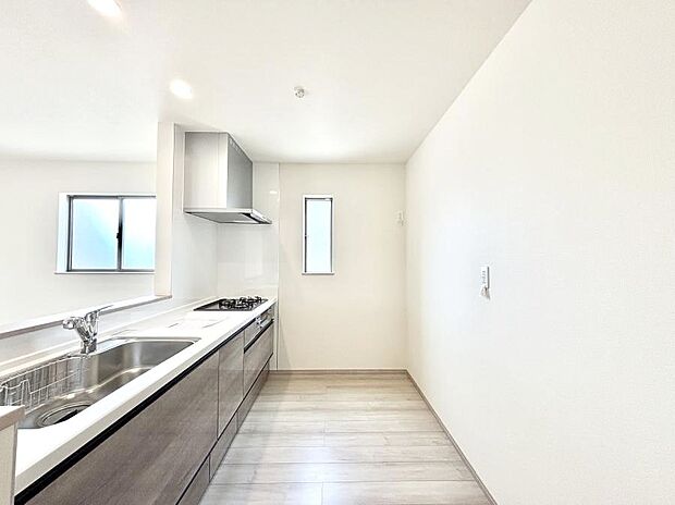 ◆A号棟◆~Kitchen~ 自然光が入る窓のあるキッチン☆毎日使う場所だからこそ、使い勝手を考慮しました。ゆったりとしたキッチンコーナーは質感豊かな仕上がりとなっております。
