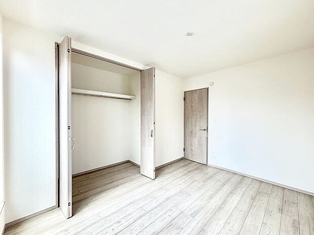 ◆A号棟◆~Bed Room~ 全居室には収納クローゼットを完備!普段使いのお洋服や小物はもちろん、季節物のお洋服などもしっかりと整理整頓おしまい頂けます。 居室空間を広く使用できますね。