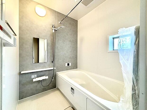 ◆A号棟◆~Bath Room~ 窓付きのバスルームは、採光もあり明るく気持ちの良い空間です。窓があることで、換気環境も良好。ゆったり寛げるバスルームで、毎日のバスタイムが楽しみになりそうです。