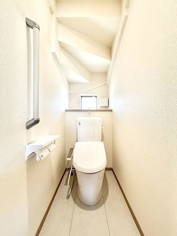◆A号棟◆~Toilet~ 綺麗・スッキリ・快適なウォシュレット付トイレでくつろげる空間です。採光もあり明るく、快適空間となっております♪毎日使う場所だからこその配慮です!