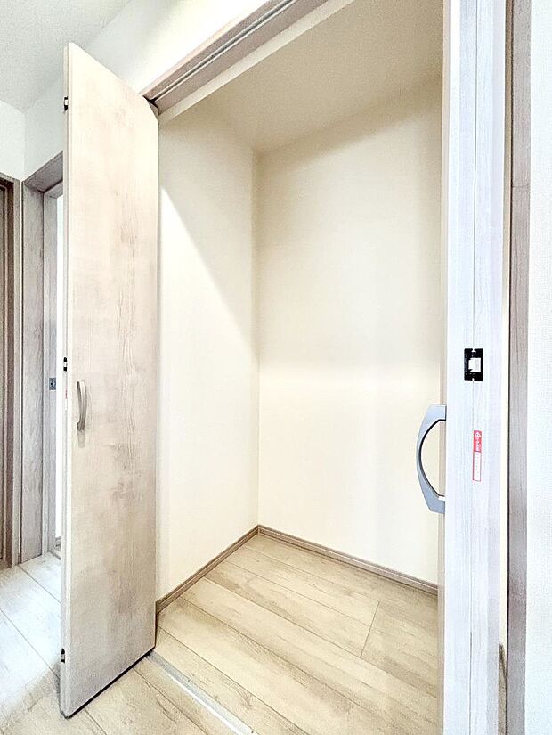 ◆A号棟◆玄関ホール収納です。掃除道具やお出かけ用グッズの収納に便利です。