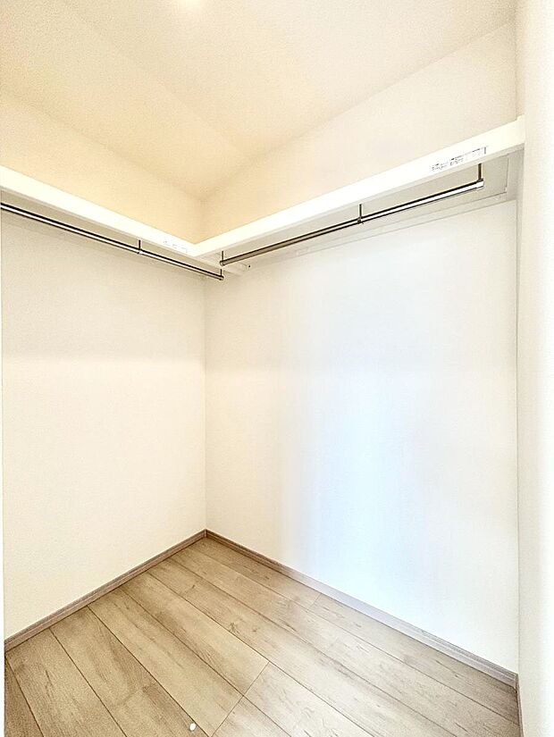 ◆A号棟◆~Walk-in Closet~ たくさんの洋服をかけてもシワになりにくいウォークインクローゼット。洋服以外にも、普段使わない家電やスーツケース、ストック品など何でも片付く嬉しい空間です。