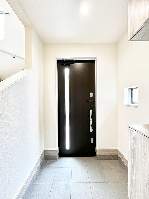 ～Entrance～　家の中でお客様を迎える最初の場所である玄関は、家の印象そのものです！豊富な玄関収納で、常に綺麗に保つことが出来ます♪玄関にはたっぷり収納の下駄箱を完備！