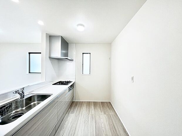 ~Kitchen~ 自然光が入る窓のあるキッチン☆毎日使う場所だからこそ、使い勝手を考慮しました。ゆったりとしたキッチンコーナーは質感豊かな仕上がりとなっております。