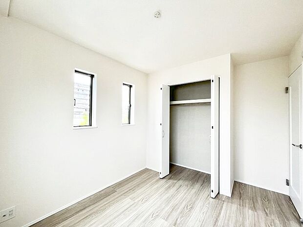 ~Bed Room~ 子供部屋はお子様にとって大変重な役割があります。子供一人で過ごす空間を与えることで、宿題や勉強時間も自然と増えまた自ら部屋の片付けや掃除なども促すことに繋がります。