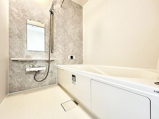 ~Bath Room~ ゆったりと足を伸ばして入浴することが可能!一日の疲れを癒す貴重なバスタイムです。お子様とご一緒でも十分な広さなので、リビングとは違った家族団欒のひと時をお楽しみいただけます。