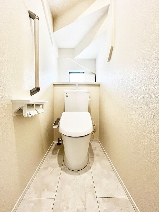 ~Toilet~ 綺麗・スッキリ・快適なウォシュレット付トイレでくつろげる空間です。トイレは毎日使わざるを得ないもの。いつも清潔を保ちたいですね。トイレが2ヶ所あるので朝の混雑時に便利です!
