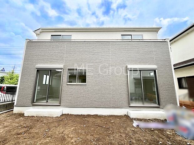 ~Exterior~ 低層の一戸建てを中心とした街並みが整然と続き、周辺は高い建物が建っていないので、緑の多い閑静な趣を感じる環境です。穏やかな環境の中で、心地よい日常を育めます。