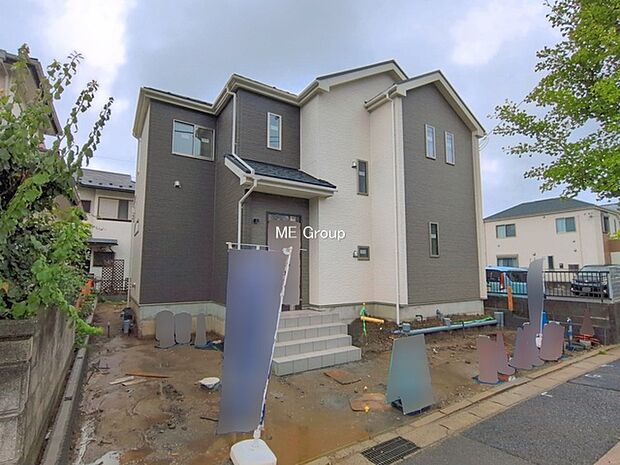 ～Exterior～　低層の一戸建てを中心とした街並みが整然と続き、周辺は高い建物が建っていないので、緑の多い閑静な趣を感じる環境です。穏やかな環境の中で、心地よい日常を育めます。  