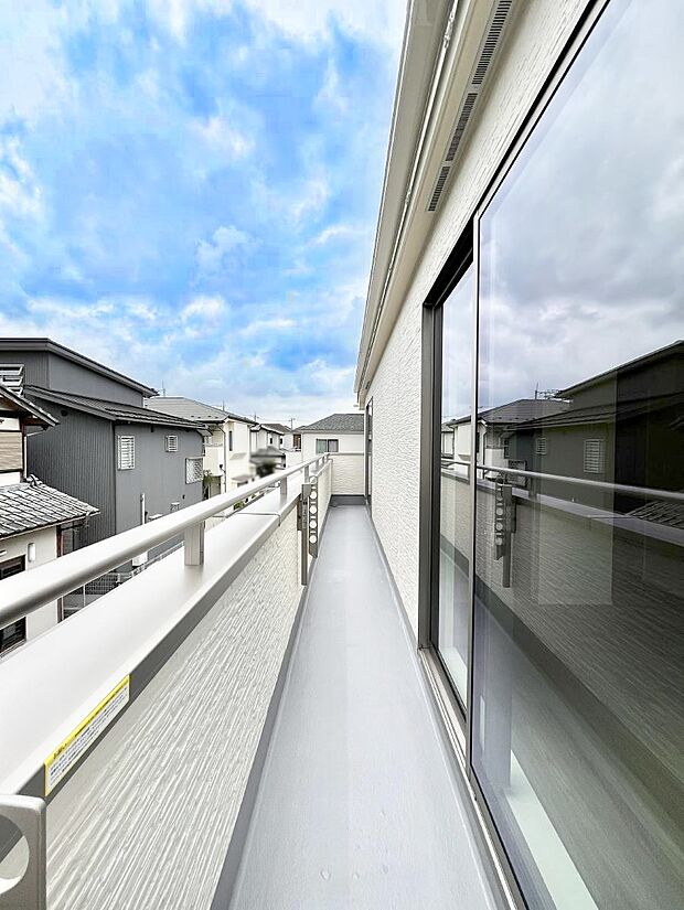 ～Balcony～　大きな空に囲まれた気持ちのいい家。バルコニーを覗くだけで圧倒的な開放感に包まれます。バルコニーは陽がさしこみお布団や洗濯物を気持ちよく干すことができます。