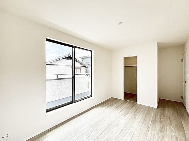 ～Bed Room～  「今日も一日お疲れ様」とご夫婦でゆったりくつろげる寝室。  毎日の家事やお仕事に疲れた日はフカフカのベットで癒されてください。テレビや本棚をおいても快適な広さが自慢♪