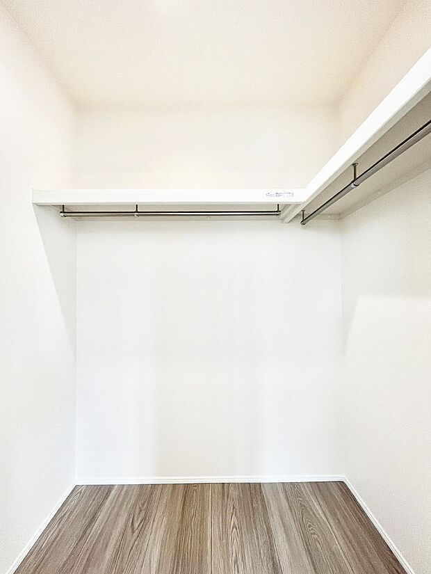 ～Walk-in Closet～　必要なものやコーディネートを一覧して確認でき、身支度や準備が短時間で済むウォークインクローゼットを設置しました。家の中をすっきりとさせる便利な収納スペースです。