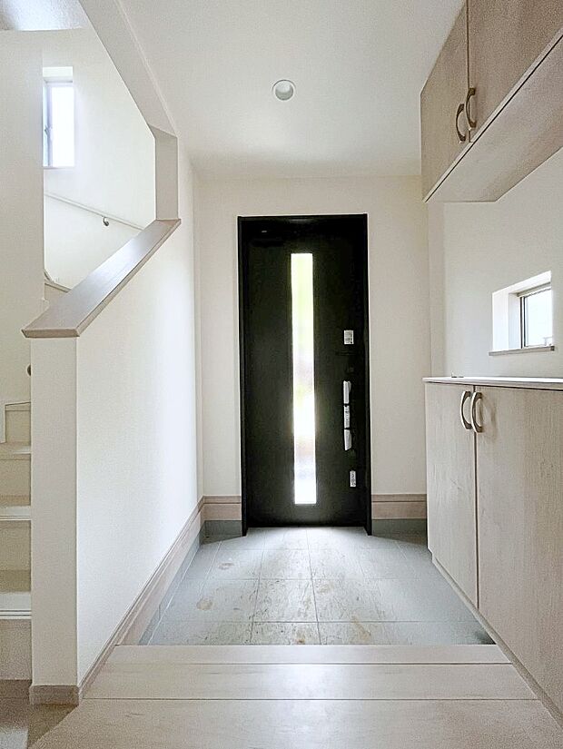 ◆A号棟◆～Entrance～　家の中でお客様を迎える最初の場所である玄関は、家の印象そのものです！豊富な玄関収納で、常に綺麗に保つことが出来ます♪玄関にはたっぷり収納の下駄箱を完備！