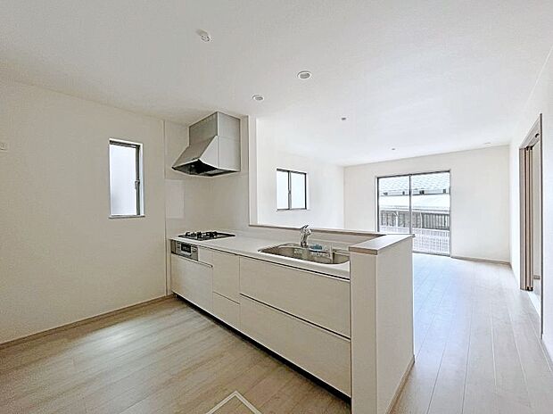 ◆A号棟◆～Kitchen～　自然光が入る窓のあるキッチン☆毎日使う場所だからこそ、使い勝手を考慮しました。ゆったりとしたキッチンコーナーは質感豊かな仕上がりとなっております。