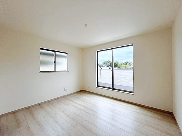 ◆A号棟◆~Bed Room~ マンションと違い部屋数が多いのが戸建てのメリットです。ご家族が増えたことで手狭に感じていた住まいも戸建てでは各居室プライバシーを保つことができます。