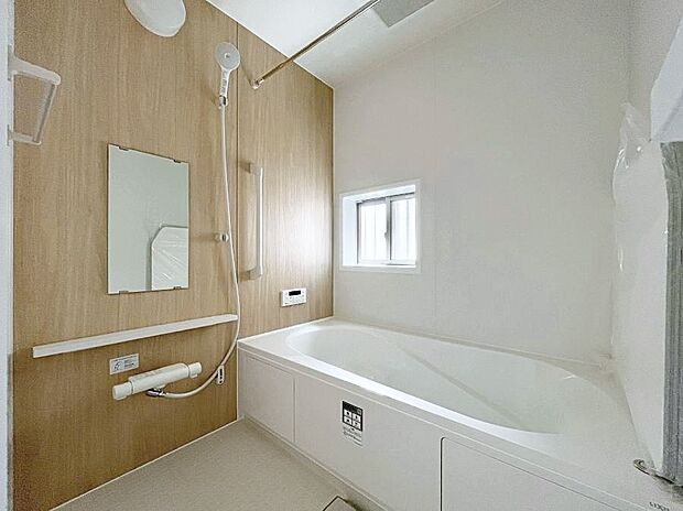 ◆A号棟◆~Bath Room~ 足を伸ばして入浴することが可能!一日の疲れを癒す貴重なバスタイムです。お子様とご一緒でも十分な広さなので、リビングとは違った家族団欒のひと時をお楽しみいただけます。