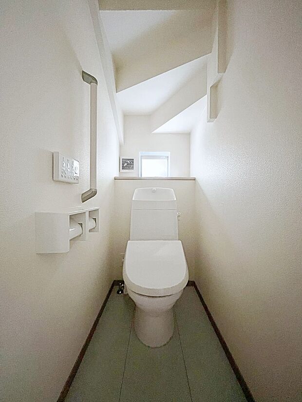 ◆A号棟◆～Toilet～　綺麗・スッキリ・快適なウォシュレット付トイレでくつろげる空間です。採光もあり明るく、快適空間となっております♪毎日使う場所だからこその配慮です！