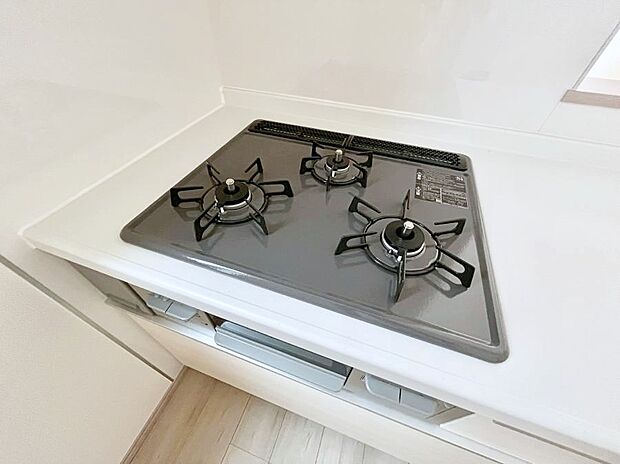 ◆A号棟◆ガスコンロはSiセンサー搭載。火力調節や焦げ付き・消し忘れも防いでくれます。