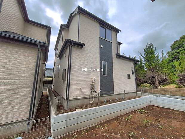 ◆A号棟◆~Exterior~ お家のグレードだけでなく、街並みや周辺環境も大切なポイントです。どんな場所に暮らすかで、日々の快適さや将来の住み心地は大きく変わってきます。