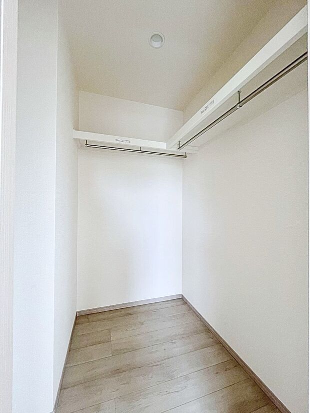 ◆A号棟◆~Walk-in Closet~ たくさんの洋服をかけてもシワになりにくいウォークインクローゼット。洋服以外にも、普段使わない家電やスーツケース、ストック品など何でも片付く嬉しい空間です。