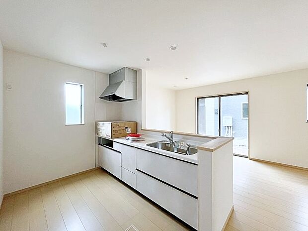 ◆C号棟◆~Kitchen~ 自然光が入る窓のあるキッチン☆毎日使う場所だからこそ、使い勝手を考慮しました。ゆったりとしたキッチンコーナーは質感豊かな仕上がりとなっております。