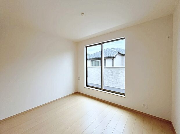 ◆C号棟◆~Bed Room~ マンションと違い部屋数が多いのが戸建てのメリットです。ご家族が増えたことで手狭に感じていた住まいも戸建てでは各居室プライバシーを保つことができます。