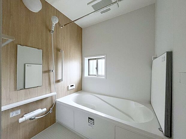 ◆C号棟◆~Bath Room~ 足を伸ばして入浴することが可能!一日の疲れを癒す貴重なバスタイムです。お子様とご一緒でも十分な広さなので、リビングとは違った家族団欒のひと時をお楽しみいただけます。