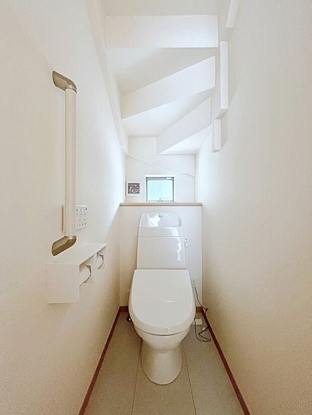 ◆C号棟◆~Toilet~ 綺麗・スッキリ・快適なウォシュレット付トイレでくつろげる空間です。採光もあり明るく、快適空間となっております♪毎日使う場所だからこその配慮です!