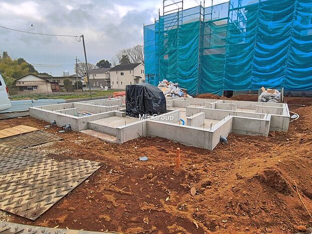 ◆C号棟◆～Exterior～　一戸建ての大きなメリットは、自分達の「土地」を「自由に」使える事です。ガーデニングやＤＩＹ，車やバイクの趣味など様々な用途で利用できます。  