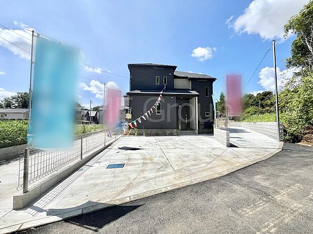 ~Exterior~ 前面道路は閑静な住宅地をはしる車通りの少ない道路。駐車の出し入れもらくらくです!ご不明点・現地見学のご希望は、お気軽にお問い合わせください!