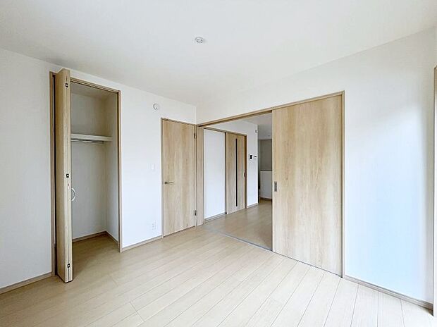 ◆C号棟◆~Bed Room~ 木の温もりがやさしいフローリングは安らぎをもたらすプライベート空間。明るめのフローリングですので、壁紙ともマッチし、お部屋を更に広く見せてくれる効果も。