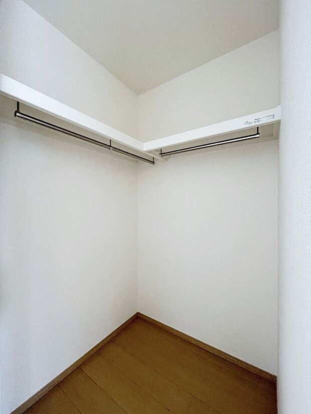 ◆C号棟◆~Walk-in Closet~ たくさんの洋服をかけてもシワになりにくいウォークインクローゼット。洋服以外にも、普段使わない家電やスーツケース、ストック品など何でも片付く嬉しい空間です。