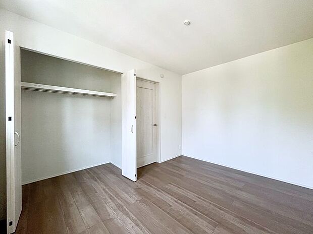 ◆A号棟◆~Bed Room~ マンションと違い部屋数が多いのが戸建てのメリットです。ご家族が増えたことで手狭に感じていた住まいも戸建てでは各居室プライバシーを保つことができます。