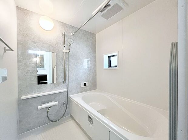 ◆A号棟◆~Bath Room~ 窓付きのバスルームは、採光もあり明るく気持ちの良い空間です。窓があることで、換気環境も良好。ゆったり寛げるバスルームで、毎日のバスタイムが楽しみになりそうです。