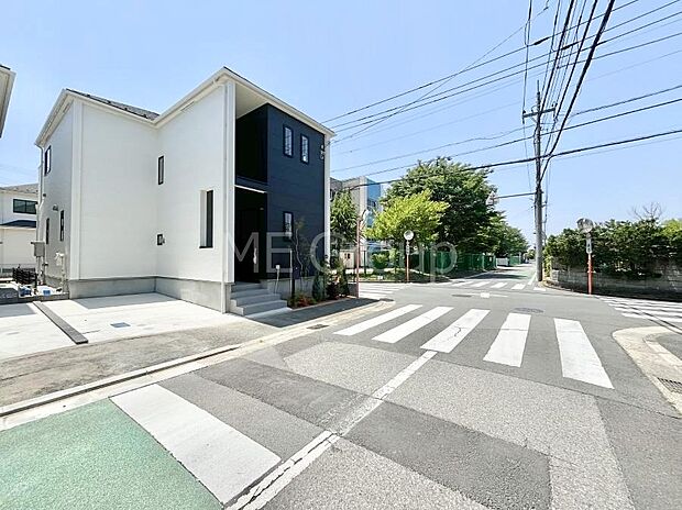~Exterior~ 前面道路は閑静な住宅地をはしる車通りの少ない道路。駐車の出し入れもらくらくです!ご不明点・現地見学のご希望は、お気軽にお問い合わせください!