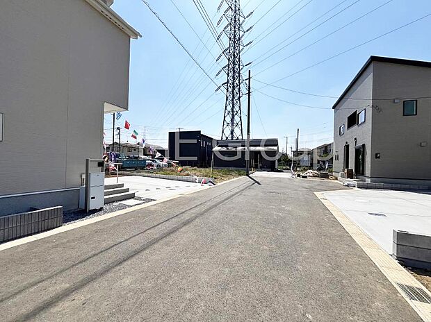 ～Exterior～　前面道路は閑静な住宅地をはしる車通りの少ない道路。駐車の出し入れもらくらくです！ご不明点・現地見学のご希望は、お気軽にお問い合わせください！