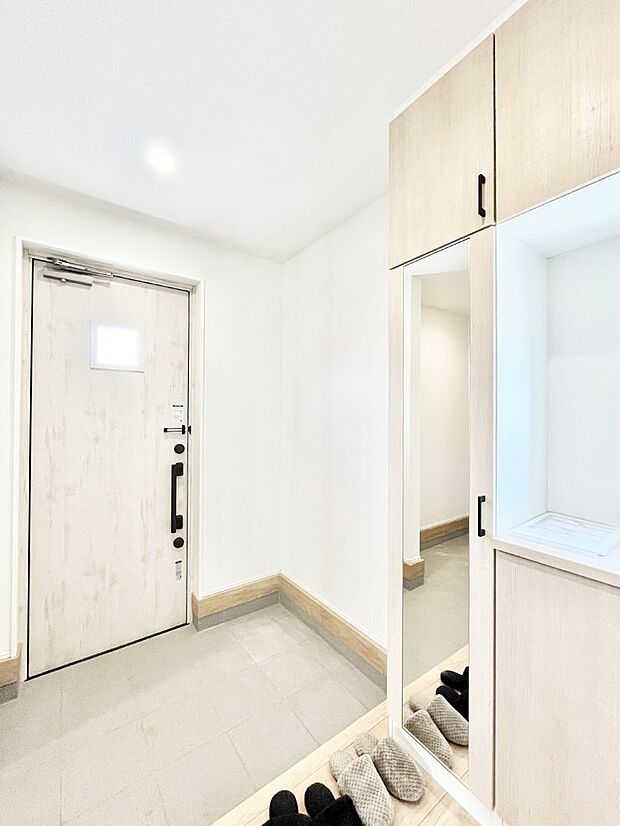 ◆5号棟◆~Entrance~ 下駄箱ミラー付なので、お出かけ前の身だしなみチェックに◎玄関はお客様をお出迎えする一番最初の場所、帰ってくる時に入る最初の場所。そんな場所だからこそ、より良い空間に♪