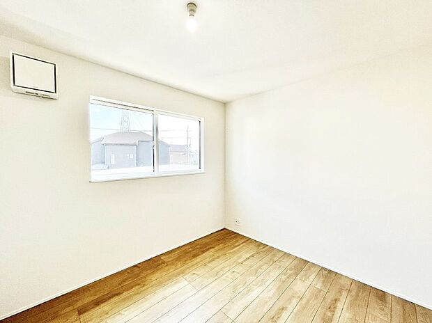 ◆5号棟◆～Bed Room～　子供部屋はお子様にとって大変重な役割があります。子供一人で過ごす空間を与えることで、宿題や勉強時間も自然と増えまた自ら部屋の片付けや掃除なども促すことに繋がります。
