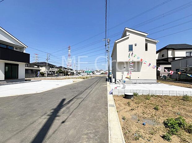 ~Exterior~ 前面道路は閑静な住宅地をはしる車通りの少ない道路。駐車の出し入れもらくらくです!ご不明点・現地見学のご希望は、お気軽にお問い合わせください!