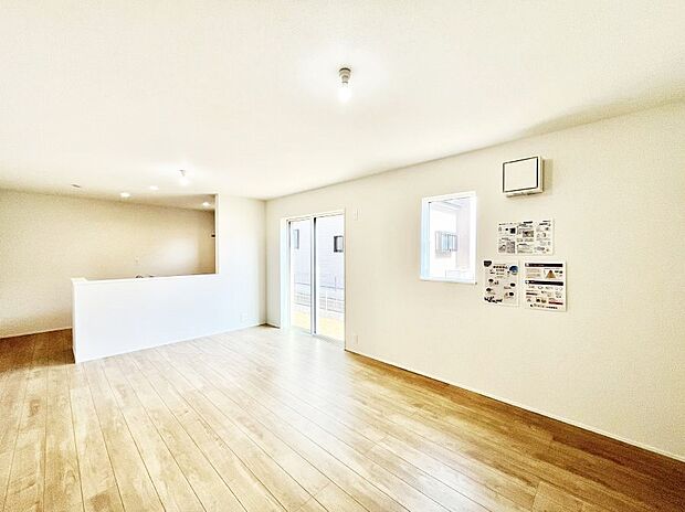 ◆5号棟◆~Living~ 豊かな陽光がこの場所を照らしだす。光溢れるこの空間はみんなの笑顔が集う場所、時を忘れ、つきることのないたわいもない会話を楽しむ時間、たくさんの思いが綴られる場所。