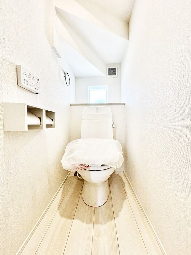 ◆9号棟◆~Toilet~ 清潔感のある水回り♪トイレはウォシュレット付きです◎トイレは毎日使わざるを得ないもの。いつも清潔を保ちたいですね。トイレが2ヶ所あるので朝の混雑時に便利です!