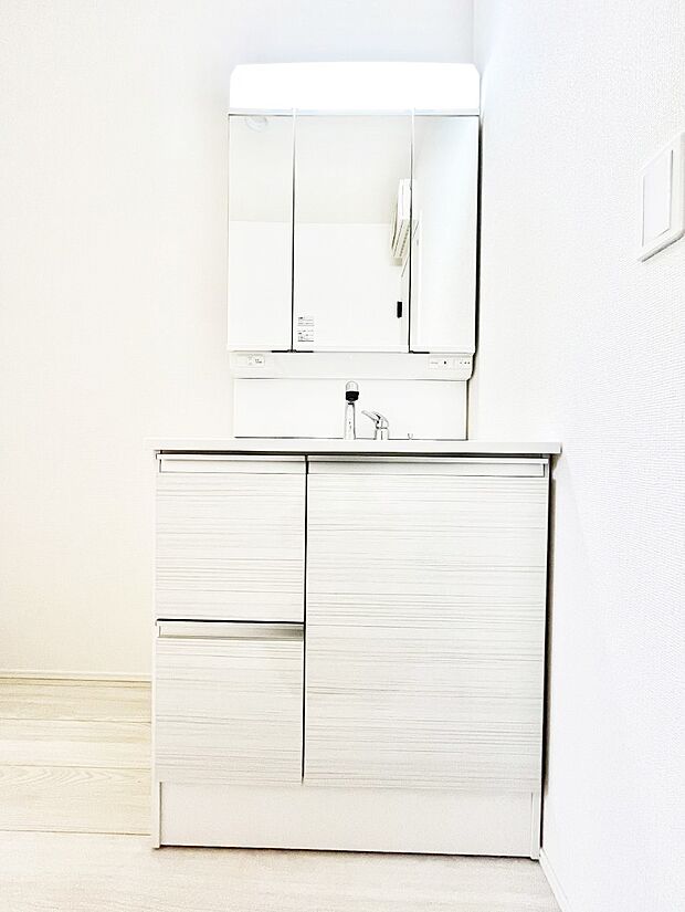 ◆9号棟◆~Dressing Room~ 清潔感溢れる色合いで統一されていると、スッキリと整った印象をうけます。鏡の裏にはたっぷりと収納スペースを標準装備!水廻りは、シンプルかつ機能性を重視して。