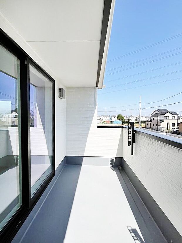 ◆9号棟◆~Balcony~ 南向きのバルコニーの前には雲以外に太陽を遮るものがありません。お洗濯物も乾きやすく、何より明るく気持ちのいい光が入ってきます。使いやすく開放的なバルコニーです♪
