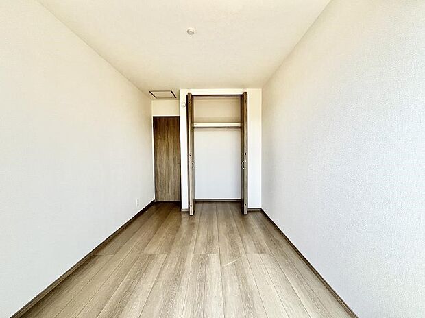 ～Bed Room～　子供部屋はお子様にとって大変重な役割があります。子供一人で過ごす空間を与えることで、宿題や勉強時間も自然と増えまた自ら部屋の片付けや掃除なども促すことに繋がります。