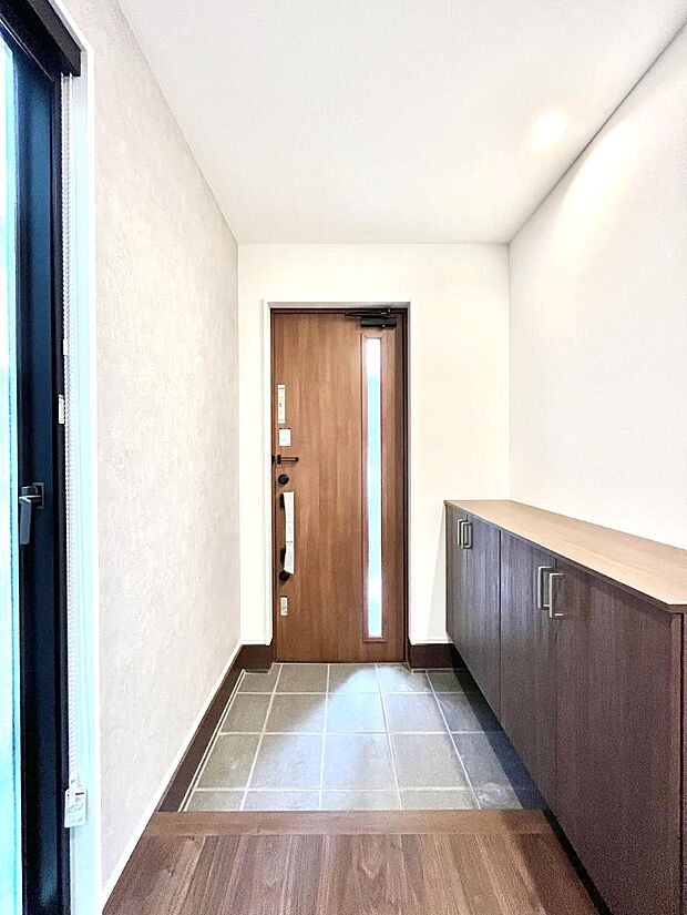 ～Entrance～　家の中でお客様を迎える最初の場所である玄関は、家の印象そのものです！豊富な玄関収納で、常に綺麗に保つことが出来ます♪玄関にはたっぷり収納の下駄箱を完備！