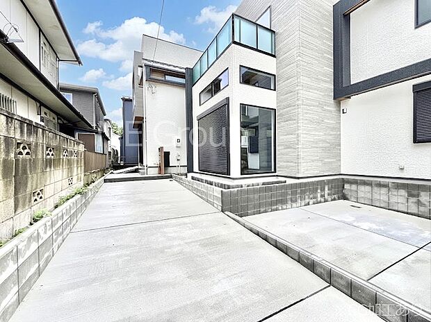 ~Exterior~ 堂々たる趣ながら、主張し過ぎずどこか余裕を感じさせるシャープなフォルムで佇む邸宅は、晴天の空と照らし合わせる事で、本来あるべき完成形の姿を見せてくれます。