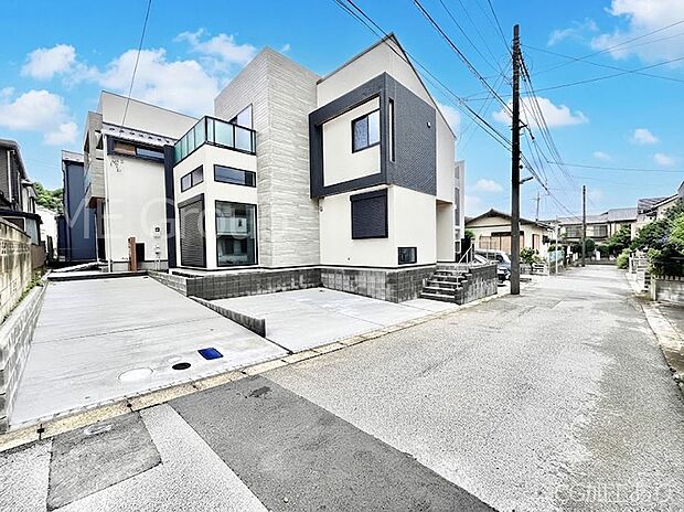 ~Exterior~ 前面道路は閑静な住宅地をはしる車通りの少ない道路。駐車の出し入れもらくらくです!ご不明点・現地見学のご希望は、お気軽にお問い合わせください!
